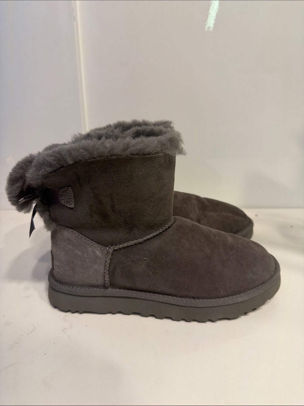 Used women’s sz 6 Ugg boots Cozy Short Shearling-Lined Suede Boot Charcoal Gray
